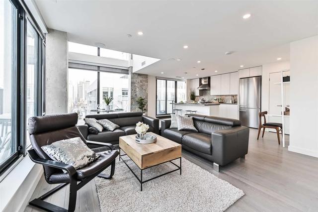 1511 - 111 Bathurst St, Condo with 2 bedrooms, 2 bathrooms and 1 parking in Toronto ON | Image 4