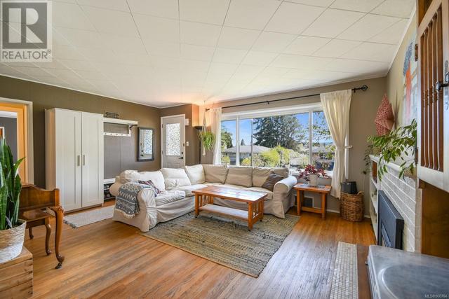 657 First St, House detached with 3 bedrooms, 2 bathrooms and 4 parking in Nanaimo BC | Image 2