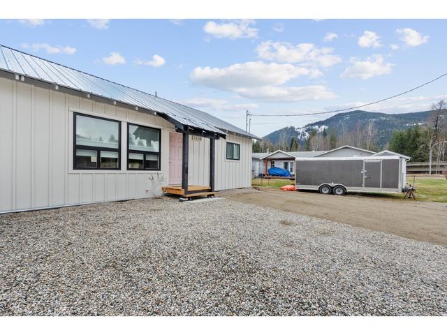 2 - 733 Railway Avenue, House detached with 2 bedrooms, 1 bathrooms and 4 parking in Salmo BC | Image 2