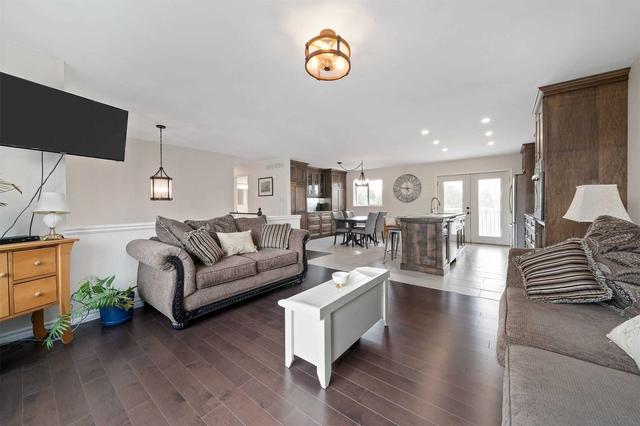17 Hallet Cres, House detached with 3 bedrooms, 2 bathrooms and 8 parking in Kawartha Lakes ON | Image 6