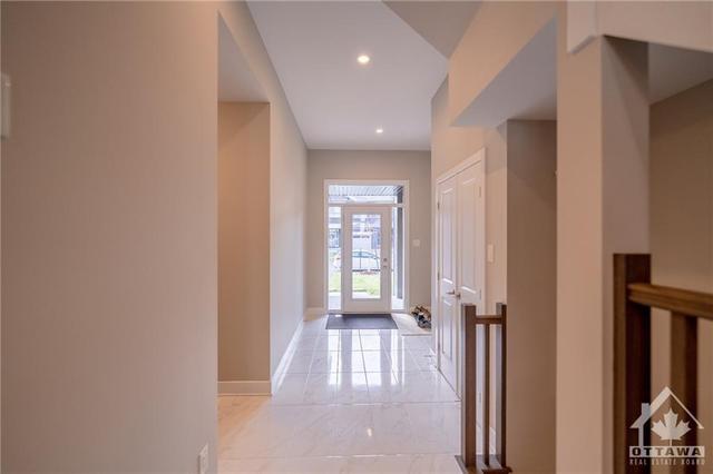 722 Twist Way, Townhouse with 3 bedrooms, 3 bathrooms and 2 parking in Ottawa ON | Image 3