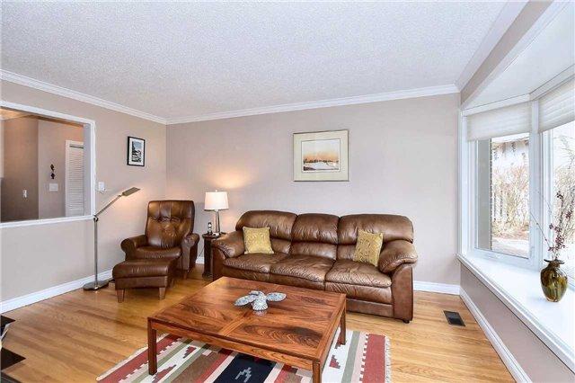 16 Knowles Cres, House detached with 3 bedrooms, 2 bathrooms and 4 parking in Aurora ON | Image 4