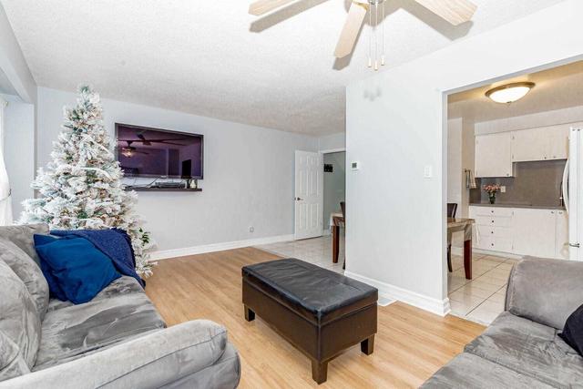 53 Foster Cres N, Townhouse with 3 bedrooms, 2 bathrooms and 2 parking in Brampton ON | Image 3
