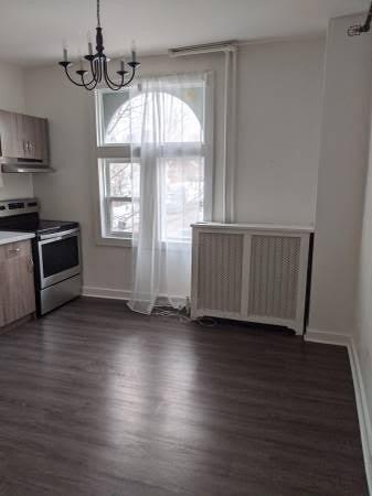 Upper - 237 Gerrard St E, House attached with 2 bedrooms, 1 bathrooms and null parking in Toronto ON | Image 2