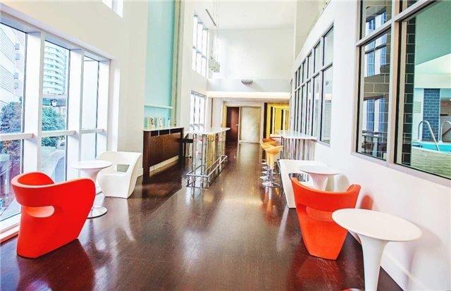 1001 - 218 Queens Quay W, Condo with 2 bedrooms, 2 bathrooms and 1 parking in Toronto ON | Image 2