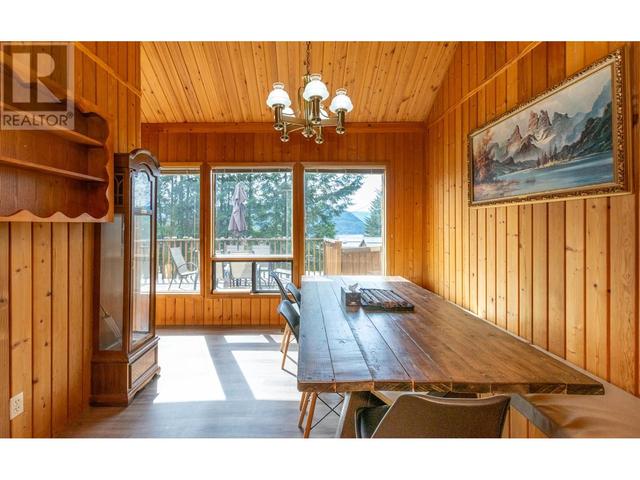 5271 Meadow Creek Crescent, House detached with 3 bedrooms, 2 bathrooms and 4 parking in Columbia Shuswap F BC | Image 9