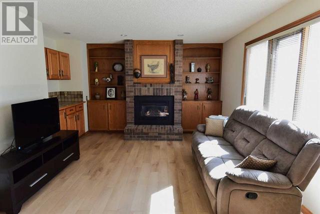 215 Edgebank Place Nw, House detached with 3 bedrooms, 3 bathrooms and 4 parking in Calgary AB | Image 6