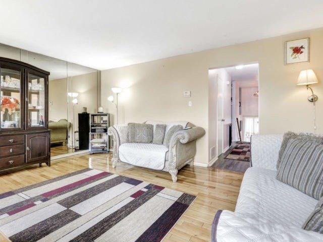 33 Lincoln Crt, Townhouse with 3 bedrooms, 2 bathrooms and 1 parking in Brampton ON | Image 7