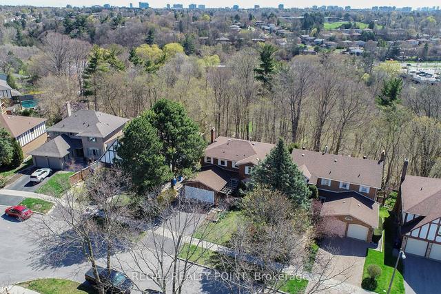 27 Bluffwood Dr, House detached with 4 bedrooms, 4 bathrooms and 4 parking in Toronto ON | Image 29