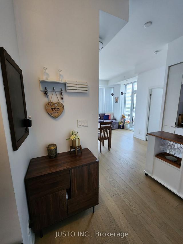 1209 - 28 Avondale Ave, Condo with 2 bedrooms, 2 bathrooms and 1 parking in Toronto ON | Image 3