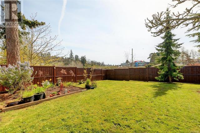 690 Baxter Ave, House detached with 4 bedrooms, 2 bathrooms and 3 parking in Saanich BC | Image 28