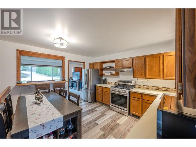3305 8th Street, House detached with 3 bedrooms, 1 bathrooms and 5 parking in Okanagan Similkameen E BC | Image 4