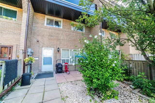 72 Scarborough Golf Clu Rd, Townhouse with 3 bedrooms, 2 bathrooms and 1 parking in Toronto ON | Image 1