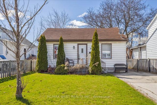 48 Goggin Ave, House detached with 2 bedrooms, 1 bathrooms and 2 parking in Hamilton ON | Image 1