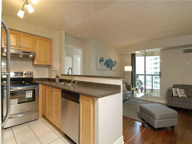1015 - 23 Lorraine Dr, Condo with 2 bedrooms, 2 bathrooms and 1 parking in Toronto ON | Image 2