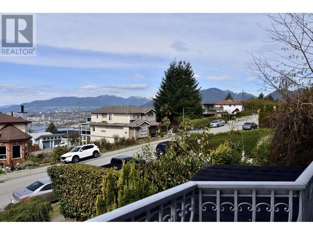 30 N Hythe Avenue, House detached with 4 bedrooms, 3 bathrooms and 2 parking in Burnaby BC | Image 10