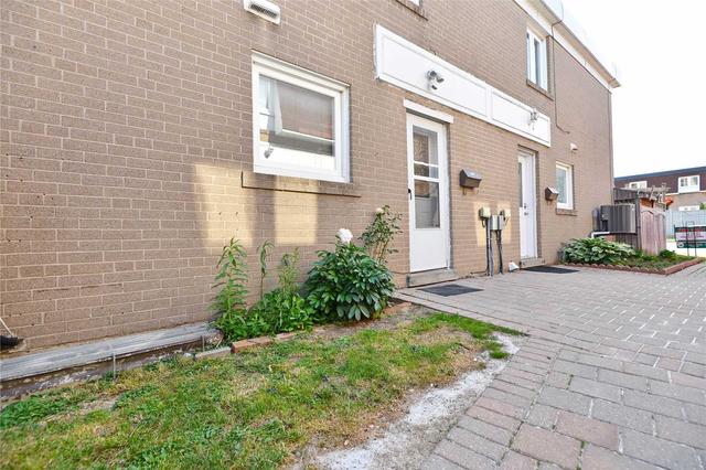 128 Townhouse Cres, Townhouse with 3 bedrooms, 2 bathrooms and 2 parking in Brampton ON | Image 36