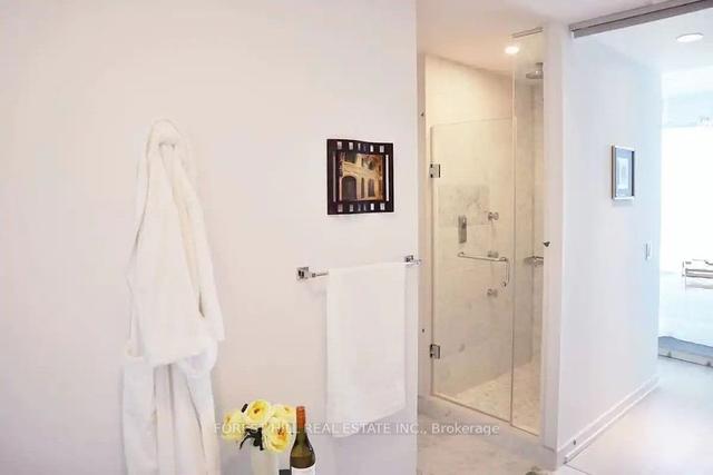 5006 - 488 University Ave, Condo with 1 bedrooms, 1 bathrooms and 0 parking in Toronto ON | Image 5