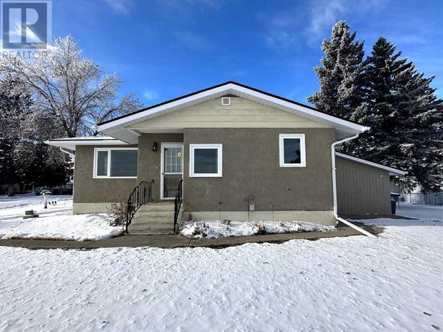 432 49 Avenue E, House detached with 2 bedrooms, 1 bathrooms and 4 parking in Claresholm AB | Image 1