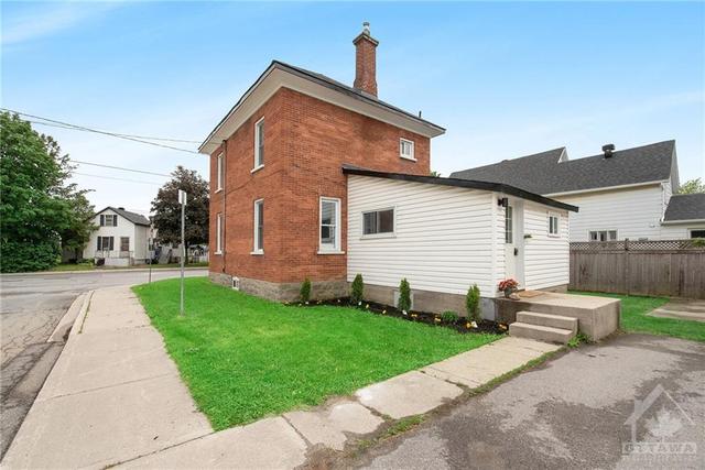 8 Cornelia Street W, House detached with 3 bedrooms, 2 bathrooms and 4 parking in Smiths Falls ON | Image 22