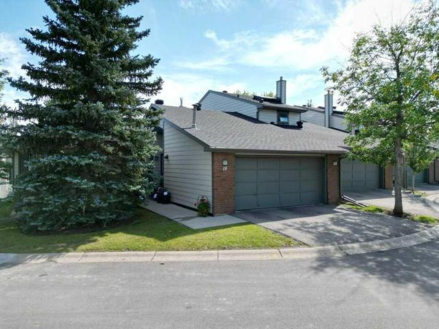 18 - 185 Woodridge Drive Sw, Home with 3 bedrooms, 3 bathrooms and 4 parking in Calgary AB | Image 2