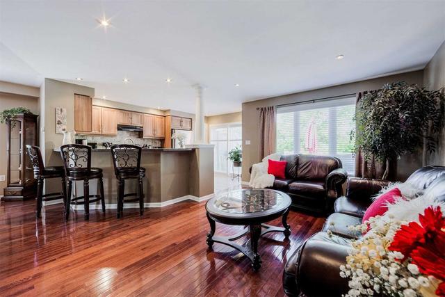 78 Jamesway Cres, House attached with 3 bedrooms, 3 bathrooms and 3 parking in Whitchurch Stouffville ON | Image 3