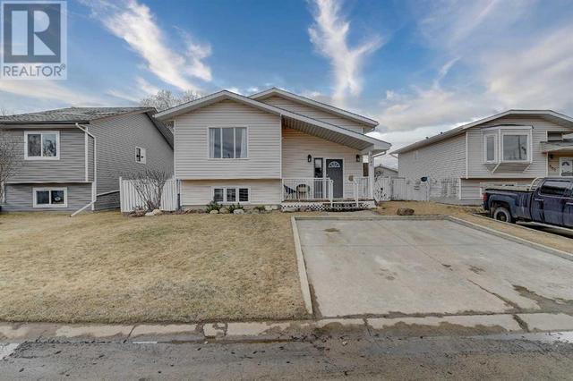 9749 93 Street, House detached with 5 bedrooms, 2 bathrooms and 4 parking in Wembley AB | Image 1