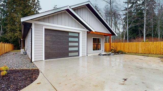 535 Jordan's Way, House detached with 3 bedrooms, 2 bathrooms and 4 parking in Sunshine Coast E BC | Card Image