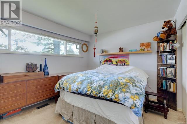 690 Baxter Ave, House detached with 4 bedrooms, 2 bathrooms and 3 parking in Saanich BC | Image 13