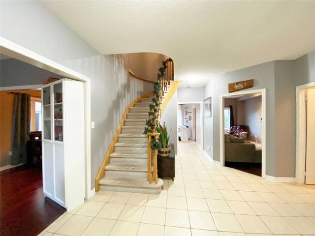 15 Surrey Dr, House detached with 4 bedrooms, 3 bathrooms and 6 parking in Barrie ON | Image 2