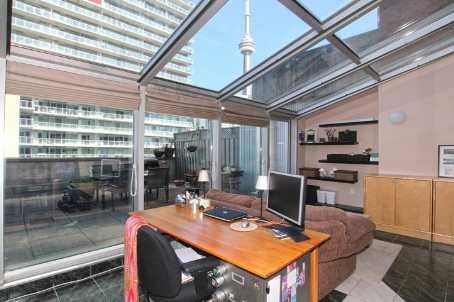402 - 393 King St W, Condo with 1 bedrooms, 1 bathrooms and 1 parking in Toronto ON | Image 3