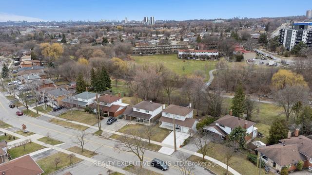 81 Shendale Dr, House detached with 4 bedrooms, 2 bathrooms and 5 parking in Toronto ON | Image 20
