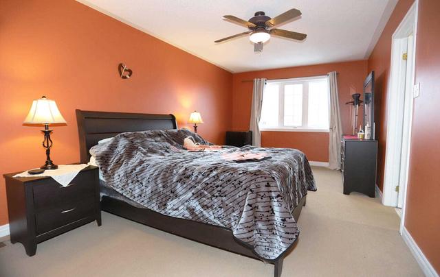 17 Teagarden Crt, House semidetached with 3 bedrooms, 4 bathrooms and 3 parking in Whitby ON | Image 4