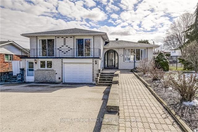 111 Glen Castle Dr, House detached with 3 bedrooms, 2 bathrooms and 4 parking in Hamilton ON | Image 1