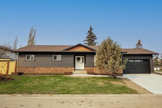 10122 90 Street, House detached with 4 bedrooms, 3 bathrooms and 4 parking in Grande Prairie AB | Image 2