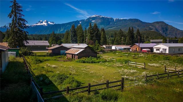 1822 Big Eddy Road, House detached with 3 bedrooms, 1 bathrooms and 10 parking in Revelstoke BC | Card Image