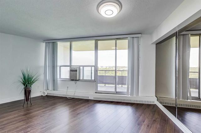 1816 - 5 Vicora Linkway Way, Condo with 3 bedrooms, 2 bathrooms and 1 parking in Toronto ON | Image 3