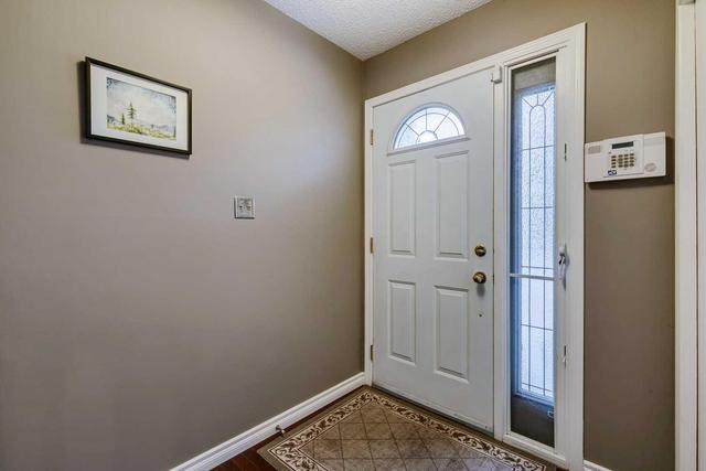 404 Queensland Road Se, House detached with 4 bedrooms, 2 bathrooms and 2 parking in Calgary AB | Image 2