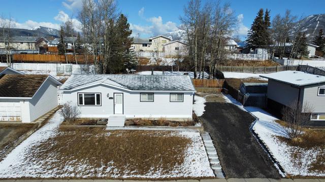 10810 98 Ave, House detached with 2 bedrooms, 2 bathrooms and 5 parking in Greenview No. 16 AB | Image 2