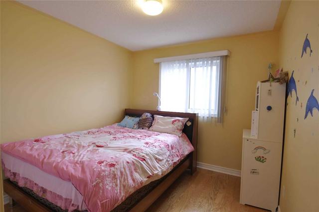18 Andrika Crt, House attached with 3 bedrooms, 3 bathrooms and 5 parking in Mississauga ON | Image 2