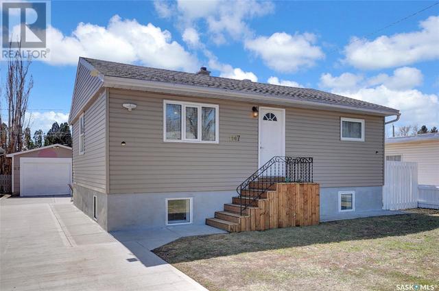 1147 Montgomery Street, House detached with 3 bedrooms, 2 bathrooms and null parking in Moose Jaw SK | Image 3