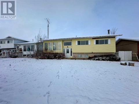 6404 42 Avenue, House detached with 4 bedrooms, 2 bathrooms and 2 parking in Stettler AB | Card Image