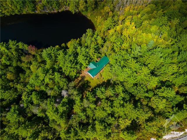 8860 Highway 41 Highway, House detached with 2 bedrooms, 1 bathrooms and 10 parking in Addington Highlands ON | Image 2