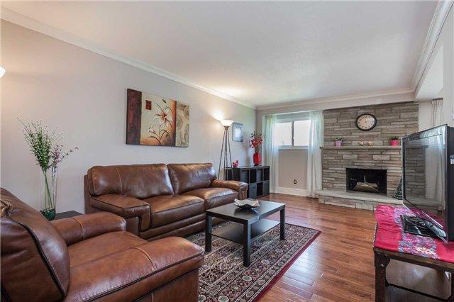 36 Revlis Cres, House semidetached with 4 bedrooms, 3 bathrooms and 2 parking in Toronto ON | Image 4