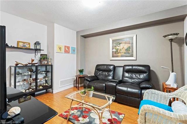 220 Blackburn Dr, Townhouse with 2 bedrooms, 3 bathrooms and 2 parking in Brantford ON | Image 3