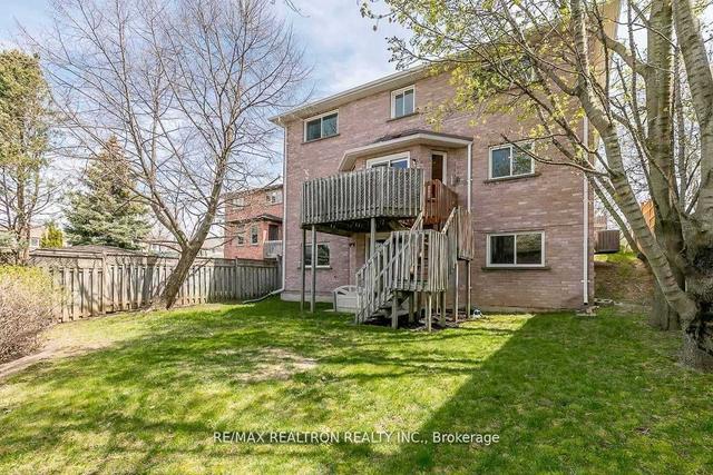 426 Herridge Circ, House detached with 2 bedrooms, 1 bathrooms and 1 parking in Newmarket ON | Image 2