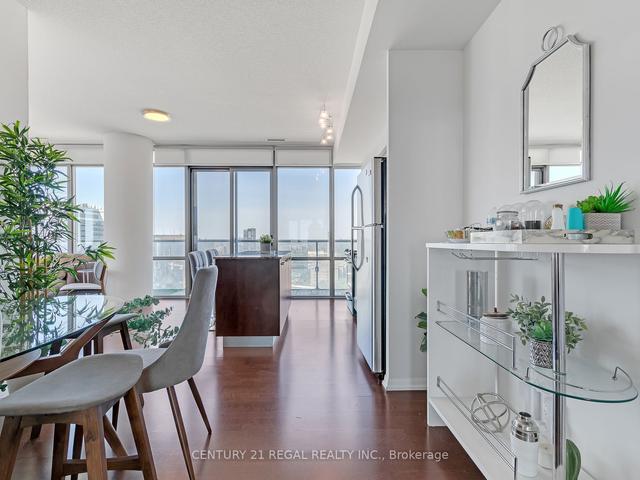2310 - 832 Bay St, Condo with 3 bedrooms, 2 bathrooms and 1 parking in Toronto ON | Image 3