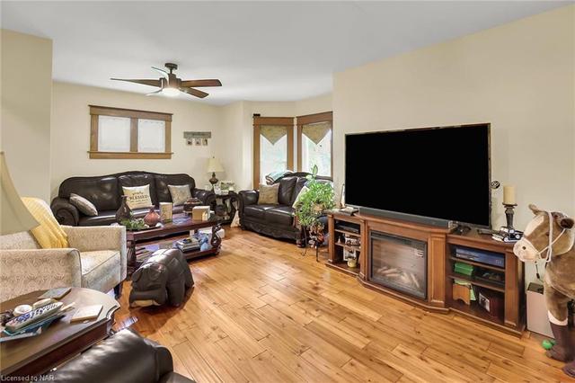 2374 Mewburn Road, Home with 4 bedrooms, 1 bathrooms and 15 parking in Niagara Falls ON | Image 2