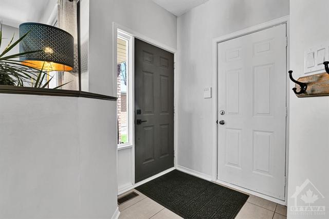 126 Kincardine Drive, Townhouse with 3 bedrooms, 4 bathrooms and 2 parking in Ottawa ON | Image 3