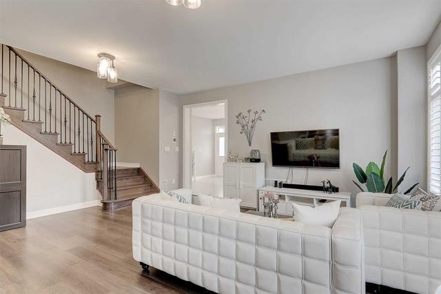 3059 Max Khan Blvd, House semidetached with 4 bedrooms, 3 bathrooms and 3 parking in Oakville ON | Image 2